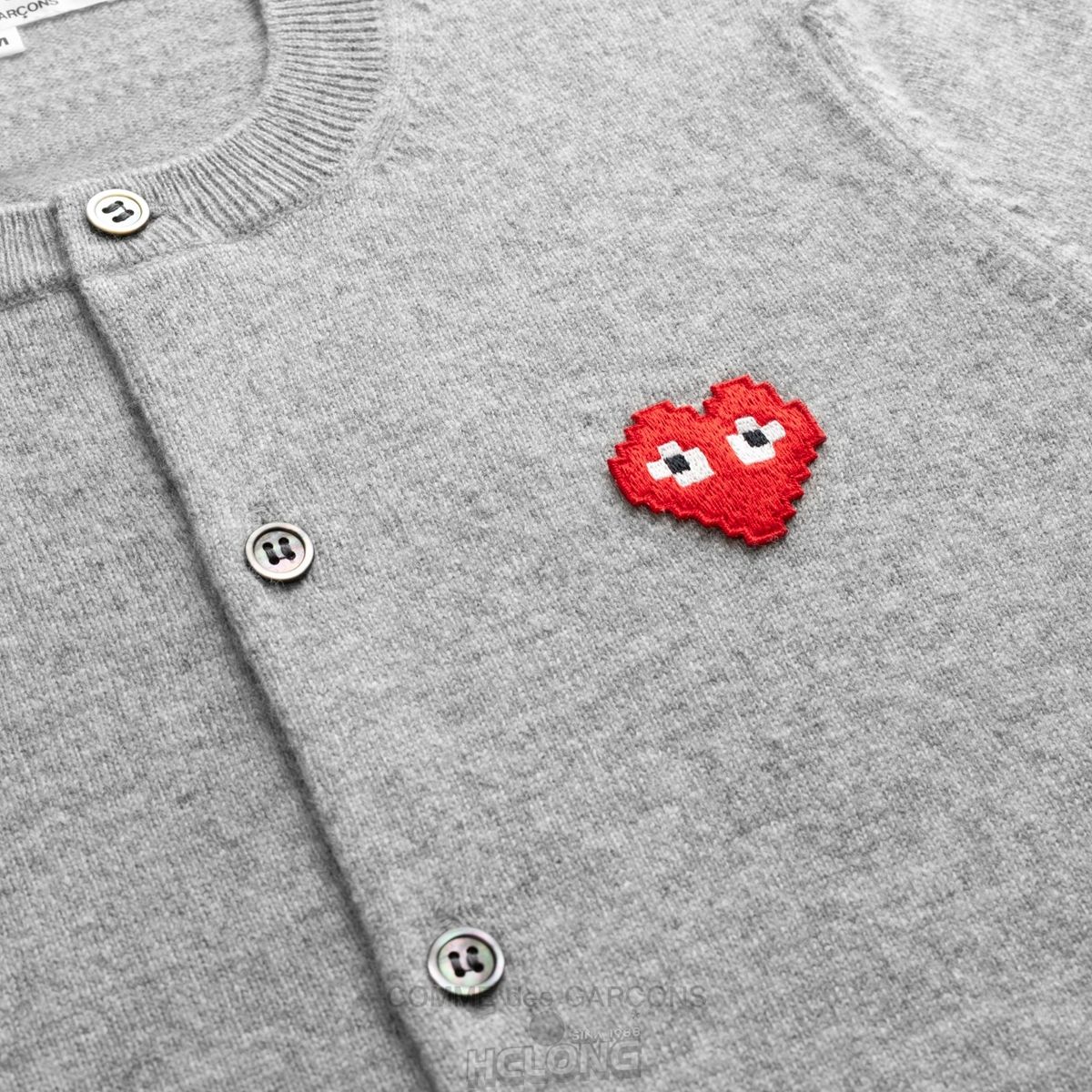 Comme Des Garcons PLAY Cardigan Invader Emblem Strikkevarer Dame Grå | 09836-SCMG